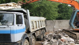 Вывоз строительного мусора с участка в Шарыпово недорого от 1550 руб. | 2Землекопа-Шрп